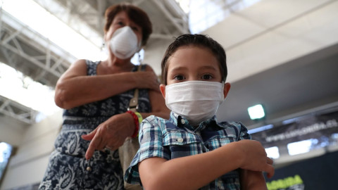 Registra Estados Unidos 61 mil casos de niños con COVID-19 en una semana 