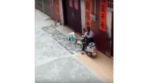 Atropella con una moto a su nieta de seis años para “asustarla”