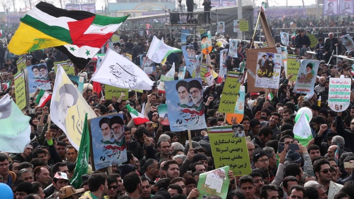 Cientos de miles de iraníes marchan contra Trump