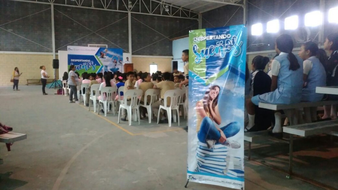 Esgrimista olímpica motiva a estudiantes en Reynosa