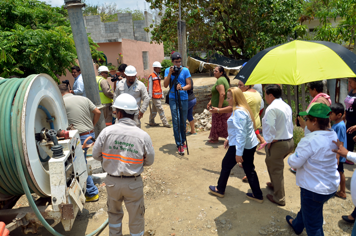 Supervisa alcaldesa trabajos de desazolve en registros del callejón Champayán