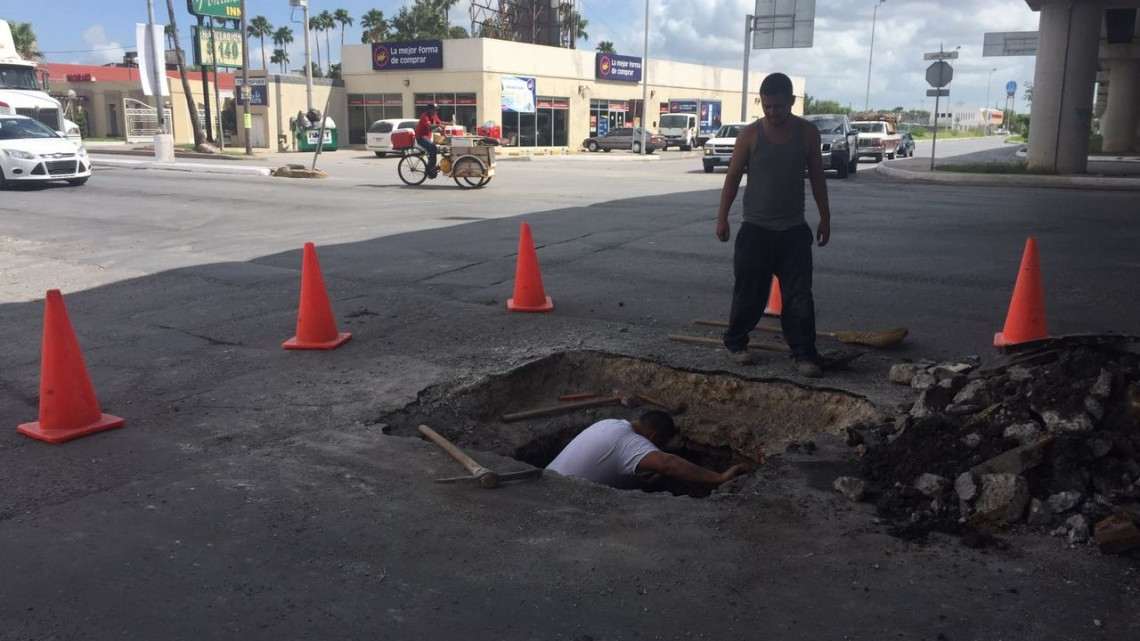 Aparece socavón en la Lauro Villar 