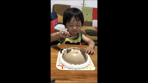 Niño llora después de que cortaran un pastel de Pokemón
