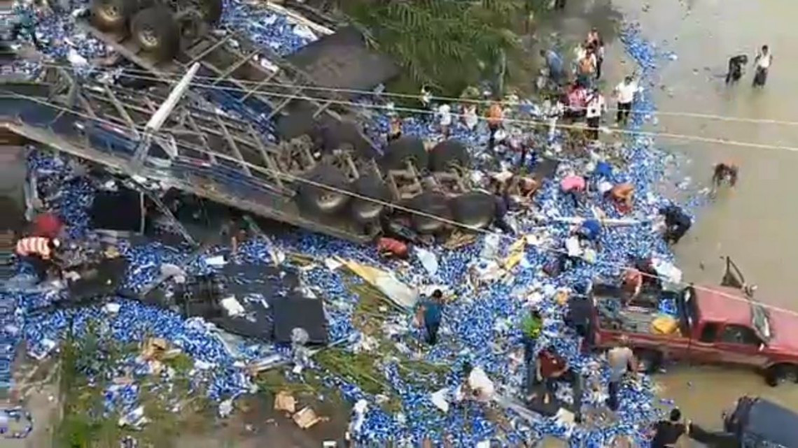 Trailer con cervezas sufre aparatoso accidente