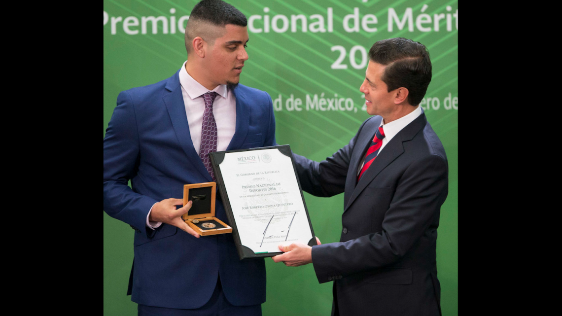 Entrega EPN reconocimiento Premio Nacional de Deportes 2016