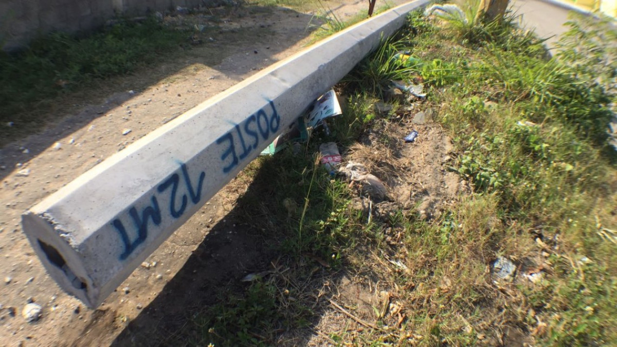 Postes de luz a punto de caer