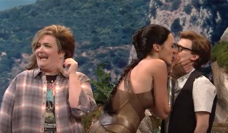Gal Gadot besa a otra chica en parodia de “Wonder Woman”