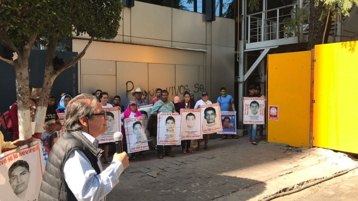 Padres de normalistas desaparecidos exigen diálogo con titular de PGR