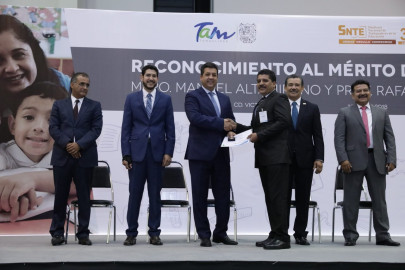 Reconoce Gobernador a maestros con 30 y 40 años de servicio