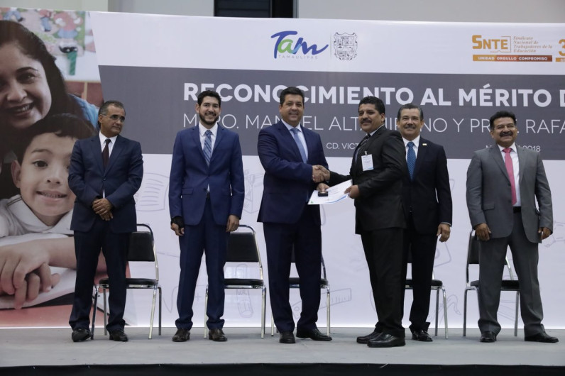 Reconoce Gobernador a maestros con 30 y 40 años de servicio