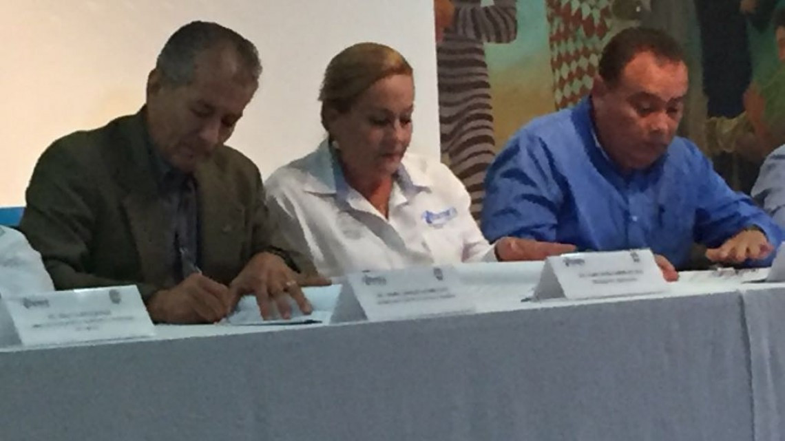 Firma municipio convenio Nacional Financiera