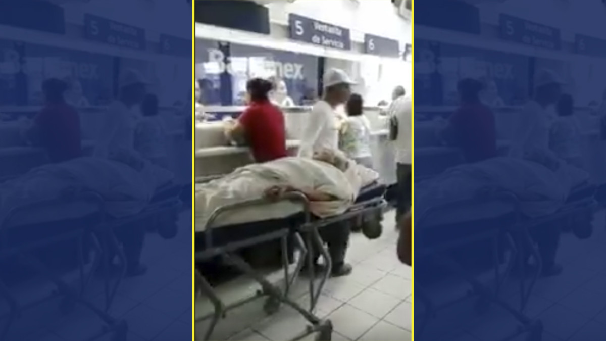 Anciana acude a banco en camilla para poder cobrar su pensión 