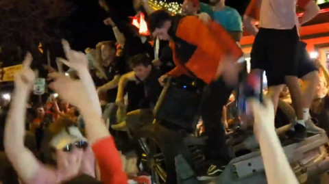 Jóvenes en Texas celebran campeonato de su equipo con disturbios 