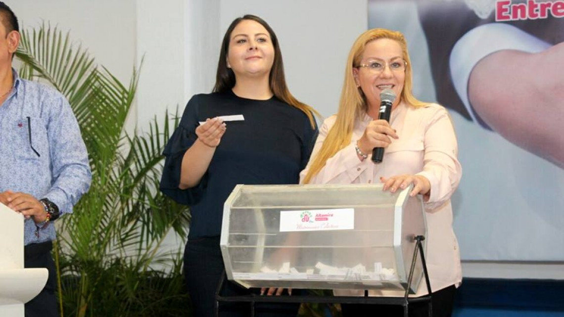 Realizan "Entrega de actas de matrimonios colectivos”