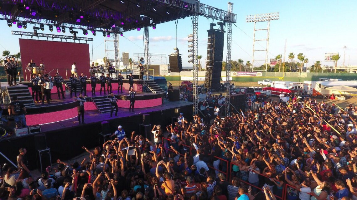 Disfrutan reynosenses de festejo a Papá y Mamá