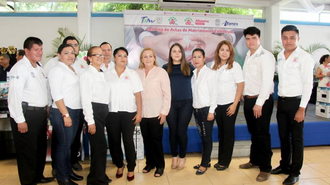 Realizan "Entrega de actas de matrimonios colectivos”