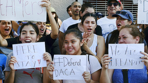  En Dallas Consulado de México ayuda a jóvenes migrantes a renovar DACA