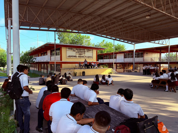 Estudiantes reciben pláticas sobre autoagresión y adicciones