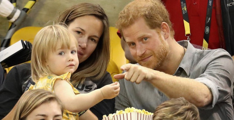 Le quita niña palomitas al príncipe Harry