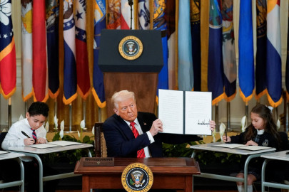 Trump firma orden para desmantelar el Departamento de Educación de EU