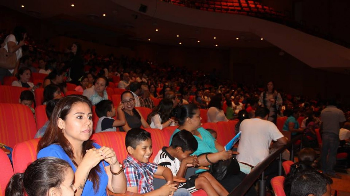 Alcaldesa asiste a presentación del ballet clásico "Alicia en el país de las maravillas"