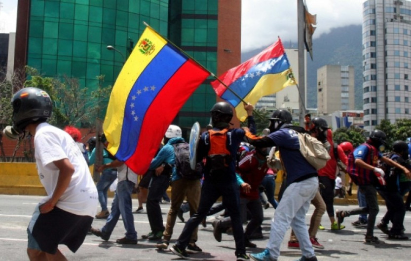 Oposición convoca a huelga de 48 horas contra Maduro