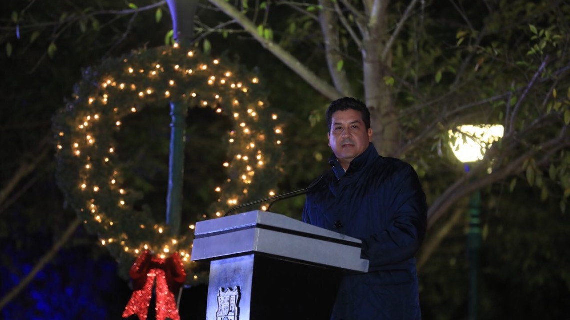 Realizan encendido de pino navideño alcalde y gobernador