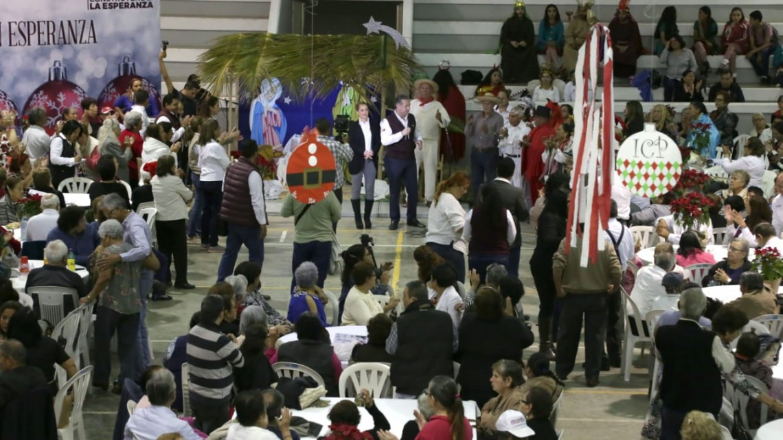 Lleva Adrián Oseguera espíritu navideño a adultos mayores 