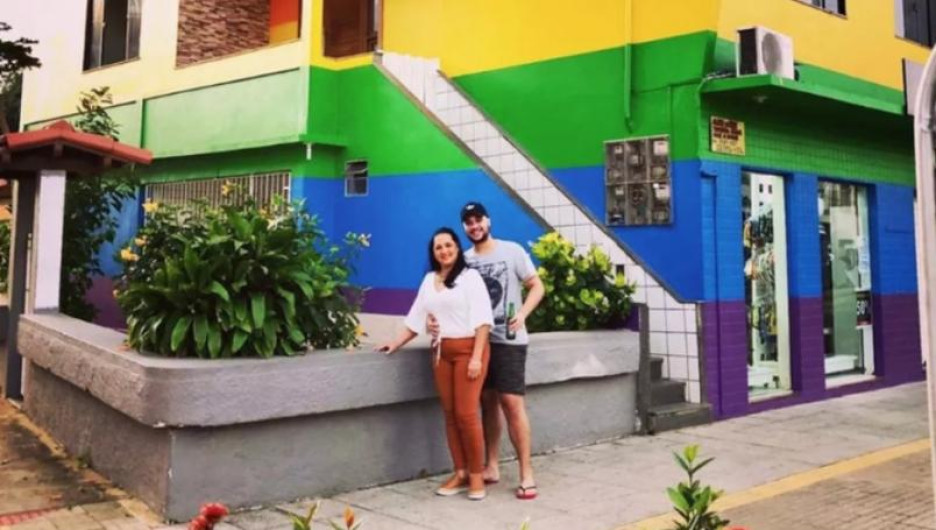 Pinta casa de arcoíris para apoyar a su hijo gay