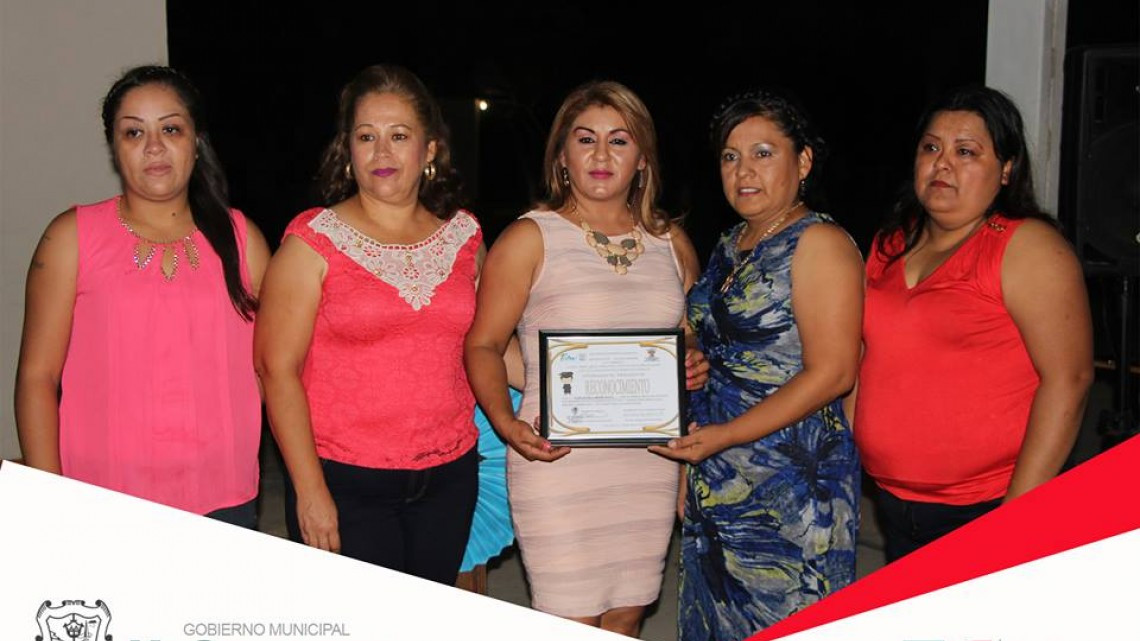 Acude alcaldesa a graduación de escuela primaria