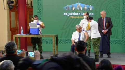 Recibe AMLO primera dosis de la vacuna AstraZeneca contra el COVID-19 en Palacio Nacional