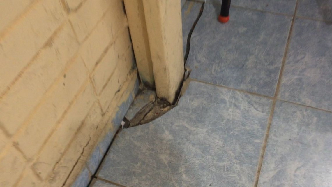 Paredes y pisos se quiebran en escuela primaria que se hunde