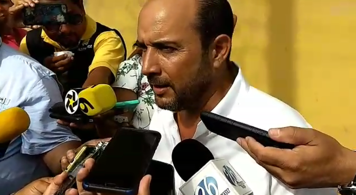 Conductores derriban luminarias de diversas avenidas