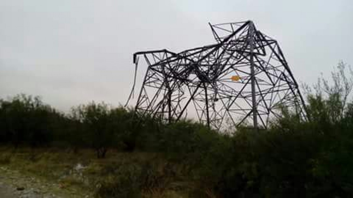 Tornado tira torre y deja sin electricidad a la frontera