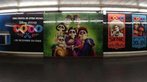El metro de Madrid es tapizado con imágenes de “Coco”