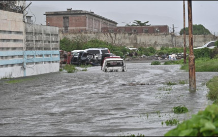 El huracán Melissa toca tierra en Jamaica y deja severos daños en hospitales y carreteras