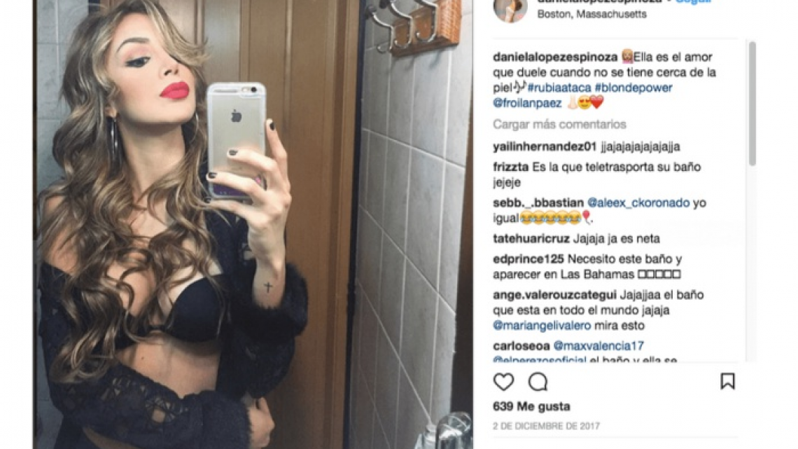 La hacen viral por viajar en su baño por el mundo