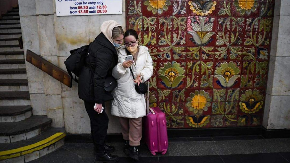 Parejas, familias y mascotas se despiden por invasión en Ucrania