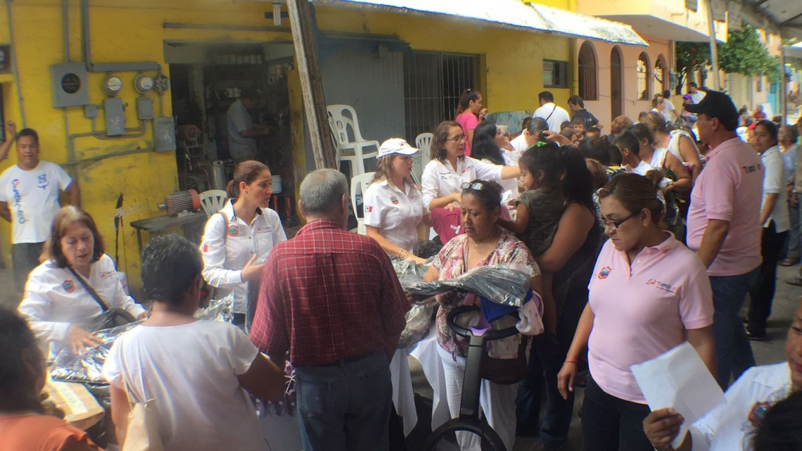 Beneficia Ayuntamiento a residentes de la colonia del Pueblo