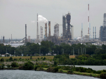 Evacuan refinerías del Golfo de México ante amenaza de Harvey