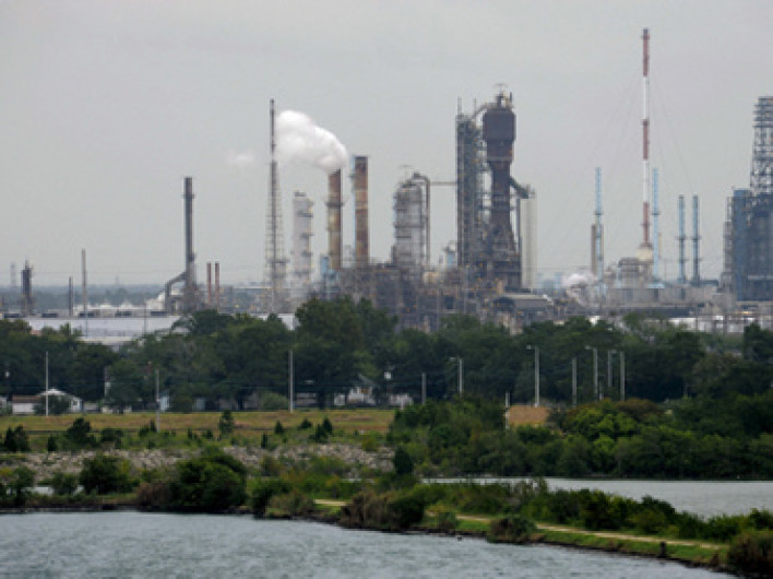 Evacuan refinerías del Golfo de México ante amenaza de Harvey