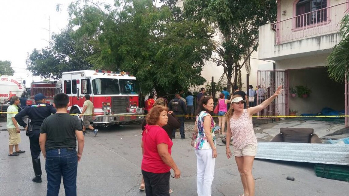 Fuego consume cuarterías de madera en Madero