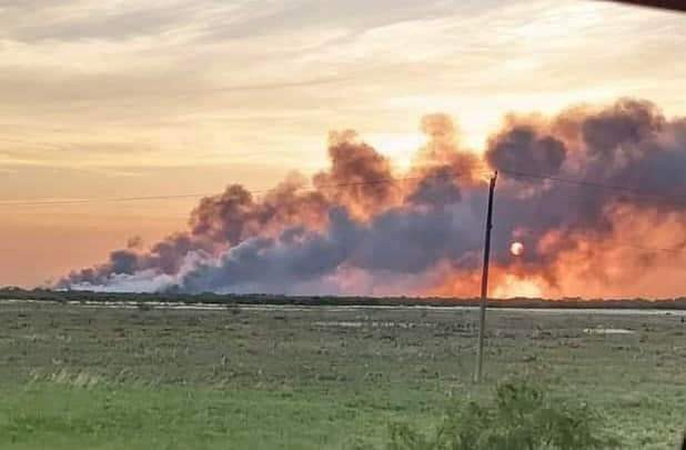 Incendio en relleno sanitario esparce humo por amplias zonas de Matamoros