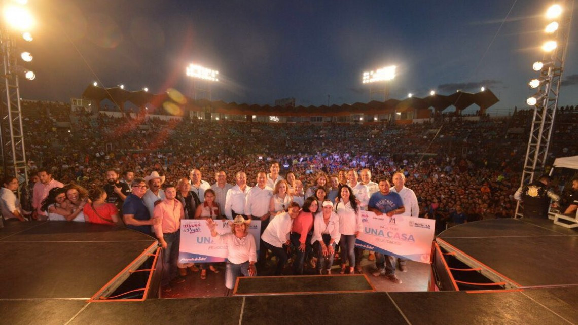 Disfrutan reynosenses de festejo a Papá y Mamá