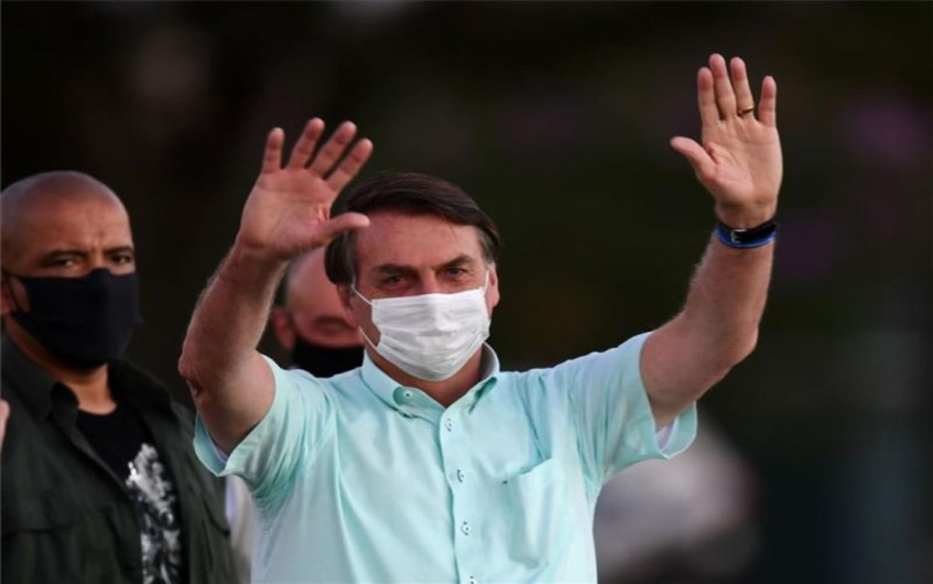 Bolsonaro saluda a sus seguidores tras nuevo positivo de covid-19