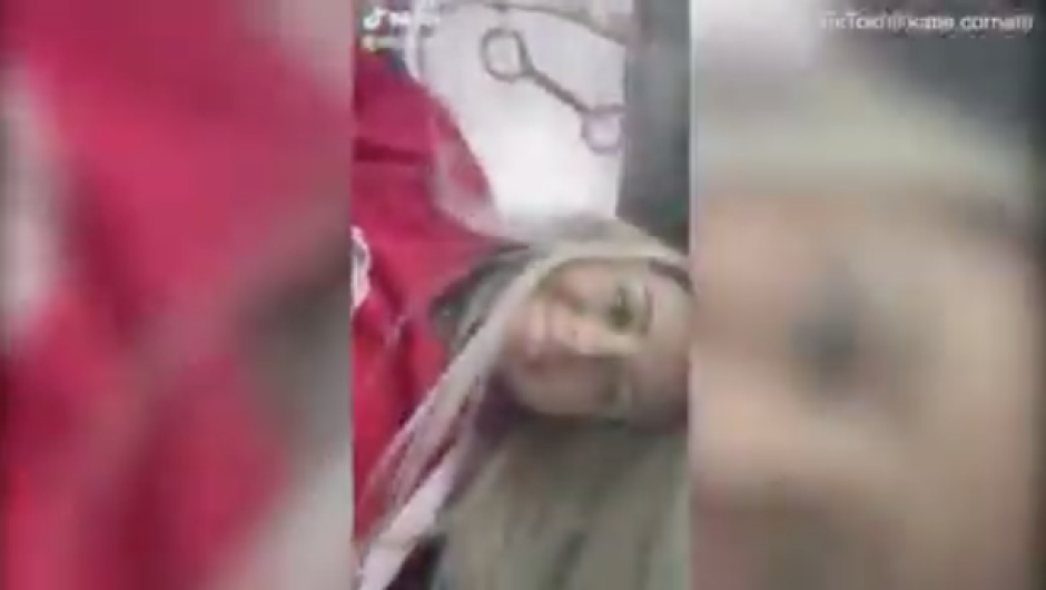 Usuaria de Tik Tok se graba cantando tras tener un accidente automovilístico