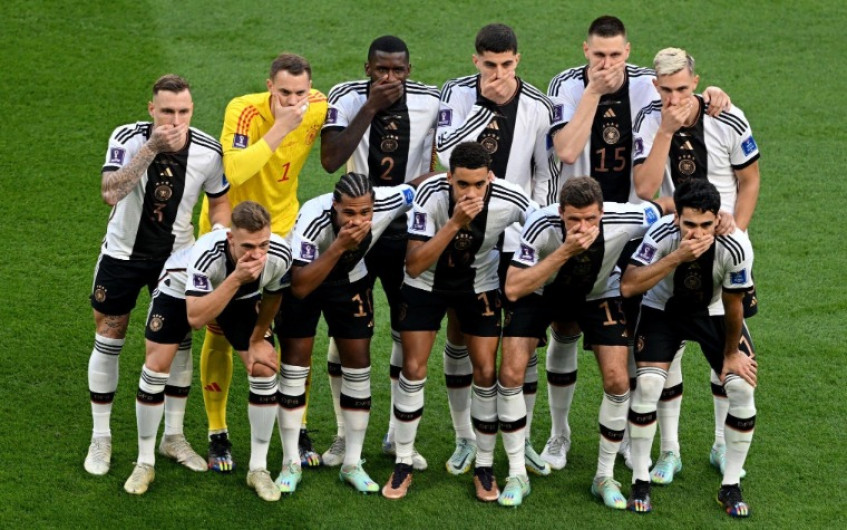 Jugadores de Alemania se tapan la boca en protesta por no permitirles usar brazalete “OneLove”