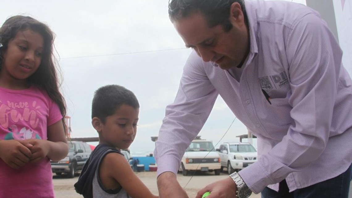 Continua colocación de pulseras para menores