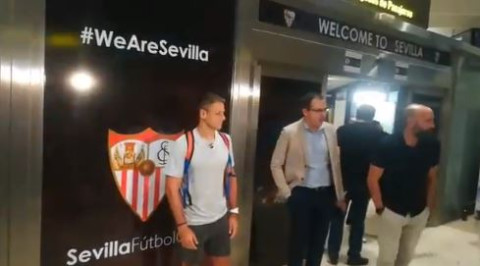 Chicharito llega a  España para cerrar su fichaje con el Sevilla