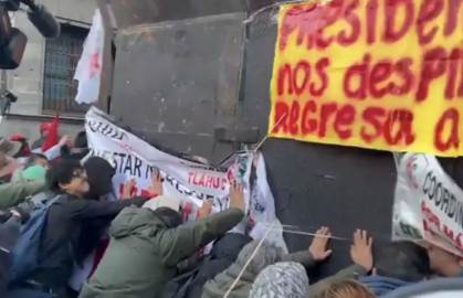 Maestros de la CNTE protestan frente a Palacio Nacional y enfrentan a policías